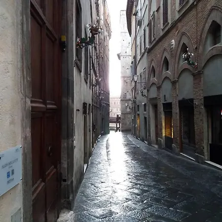 Centro Storico, I Pellegrini * Siena